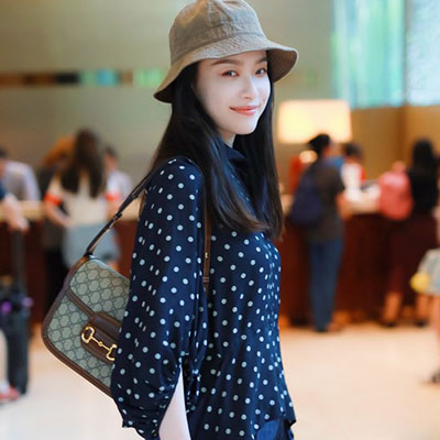 文青妹IU撞包李圣经GUCCI复古马衔炼夯爆